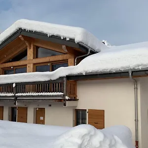 https://chalet-mitoyen-le-rusticana.hotels-rhonealpes.com